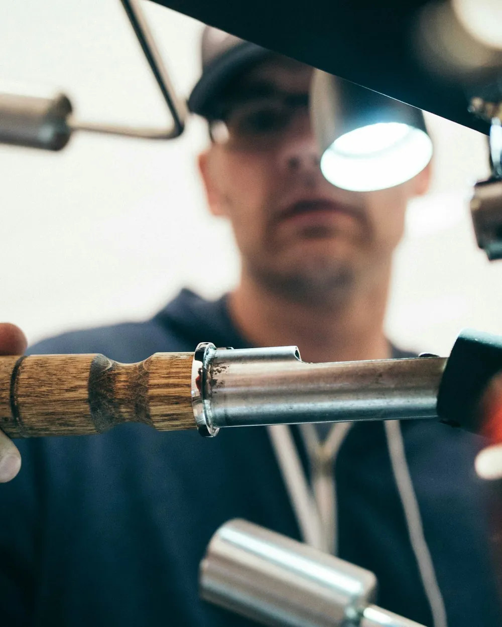 Monteur von EAK Haustechnik bei der Montage einer technischen Anlage