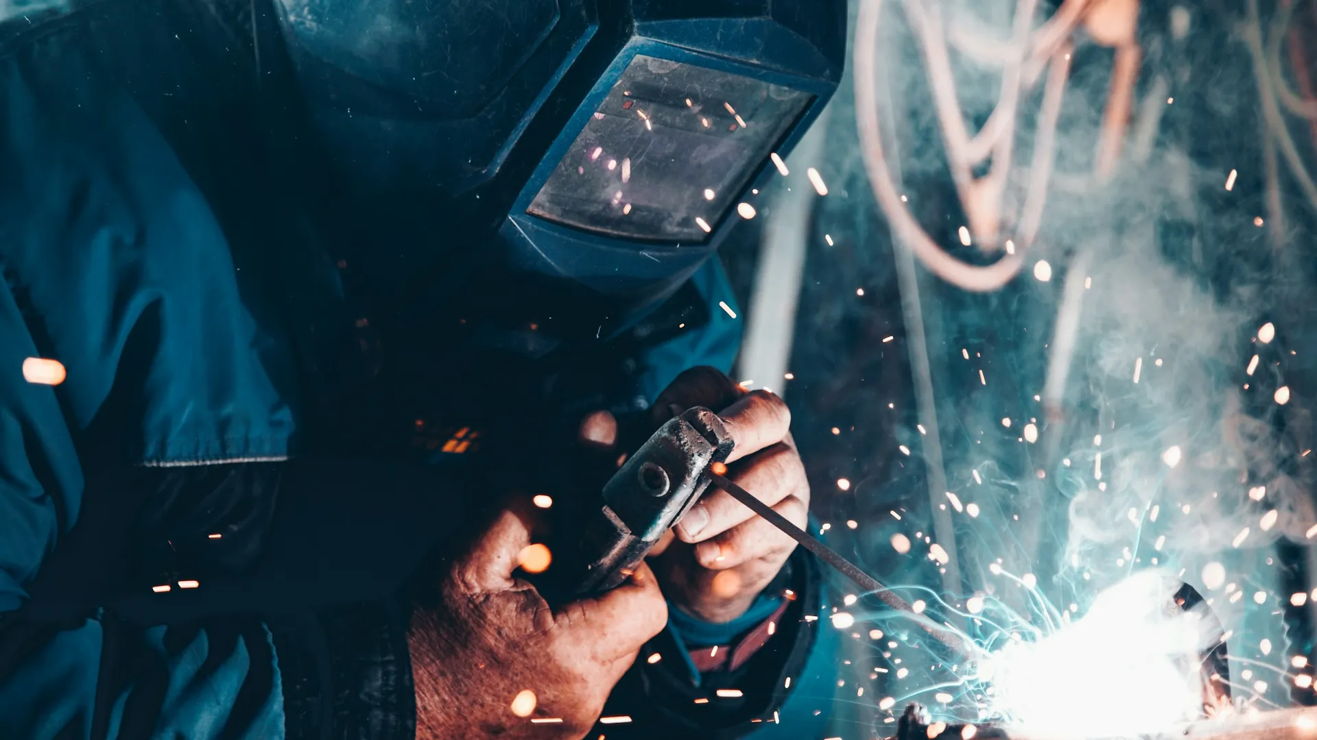 Fachhandwerker bei Schweißarbeiten an einer haustechnischen Installation