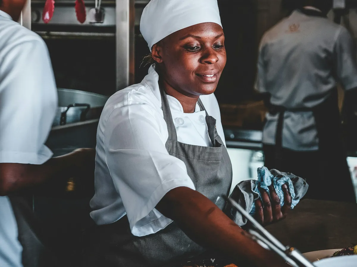 Profiküche eines Restaurants mit gewerblicher Technikausstattung