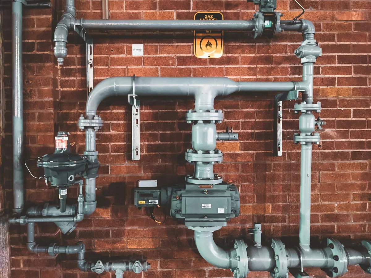 Verzweigtes Rohrleitungsnetz einer modernisierten Heizungsanlage